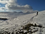 63 Sul pianoro innevato della Baita Cabretondo (1869 m)